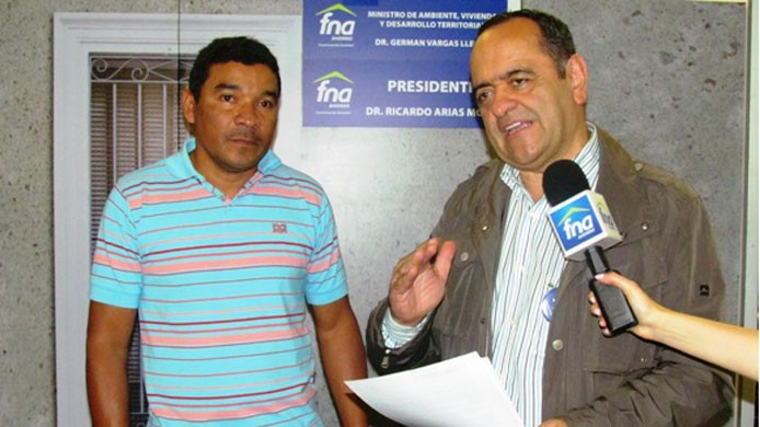 José recibe la carta de aprobación para la compra de vivienda en la Ciudad de la Prosperidad del FNA 