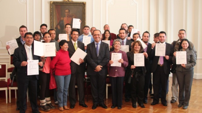 El Presidente del FNA, Ricardo Arias, junto a afiliados con aprobación de financiación de vivienda