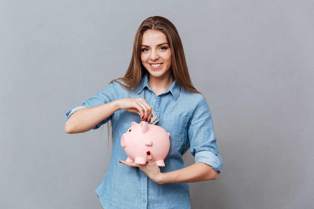 mujer ahorrando tips de ahorro para mujeres