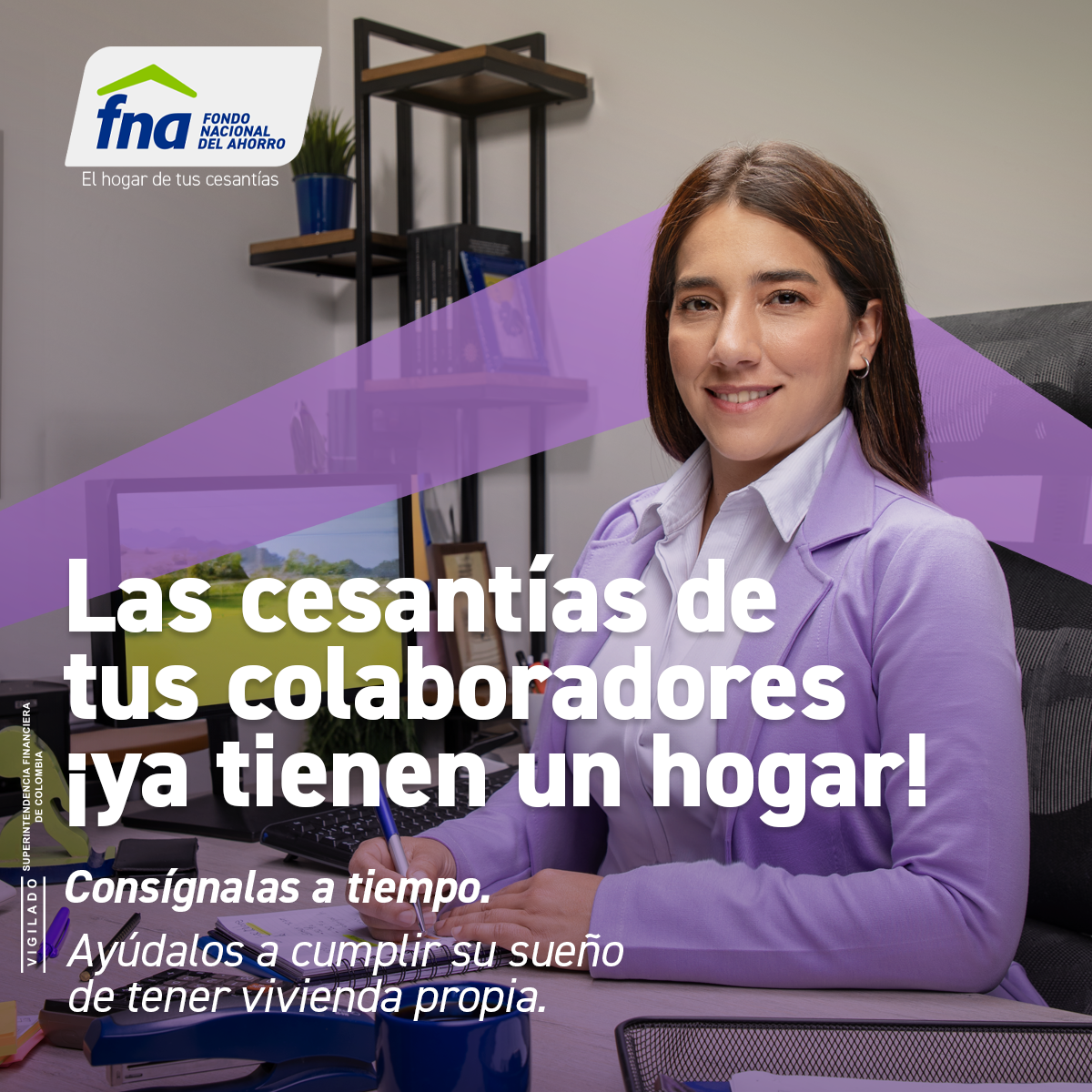 Mujer de oficina sonriendo