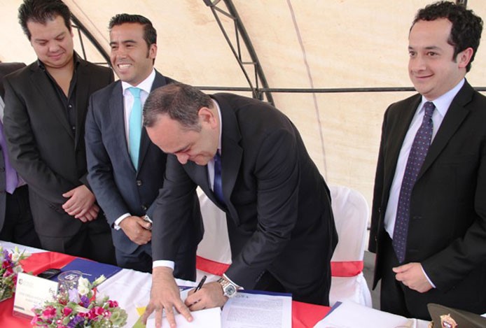 El Presidente Ricardo Arias firma convenio para crédito educativo con el alcalde de Funza