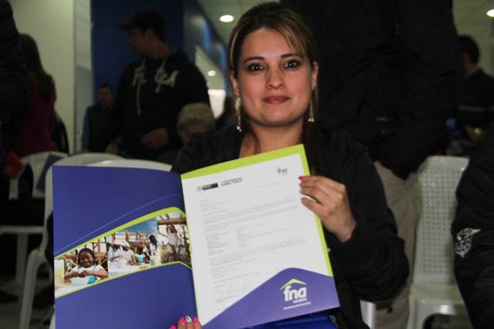 Afiliada recibe carta de aprobación de casa propia gracias a sus cesantías con el FNA