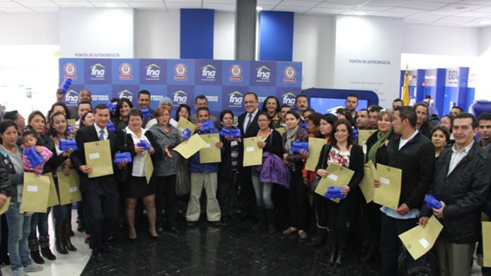 El Presidente del FNA, Ricardo Arias, acompañado por los ahorradores que recibieron vivienda