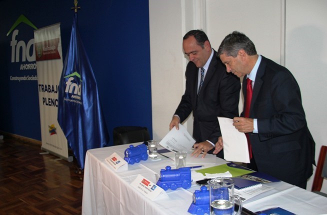 Ministerio del Trabajo y FNA firmando convenio para promover el ahorro en los jóvenes colombianos 