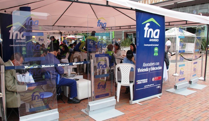 Asesores del FNA atendiendo a los usuarios en el Centro Comercial Santafé y Plaza Imperial 