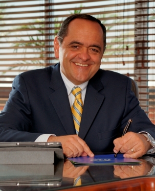 Revista La Nota Económica reconoce al presidente del FNA Ricardo Arias, como líder empresarial