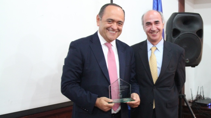 : Presidente del FNA recibe reconocimiento especial de la firma Titularizadora Colombiana 