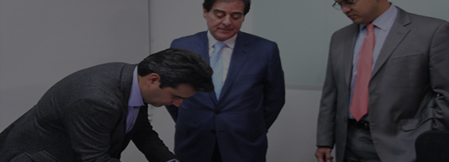Firma de convenio para un mejor crédito hipotecario entre el presidente del FNA y el presidente de ACOSET 