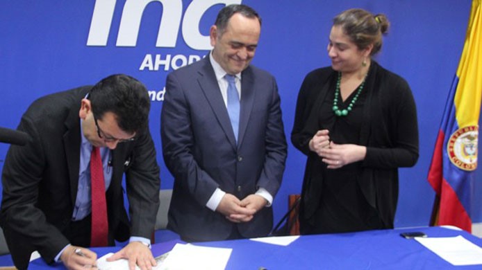 Secretario General de la ACR firma convenio con presidente del FNA, Ricardo Arias