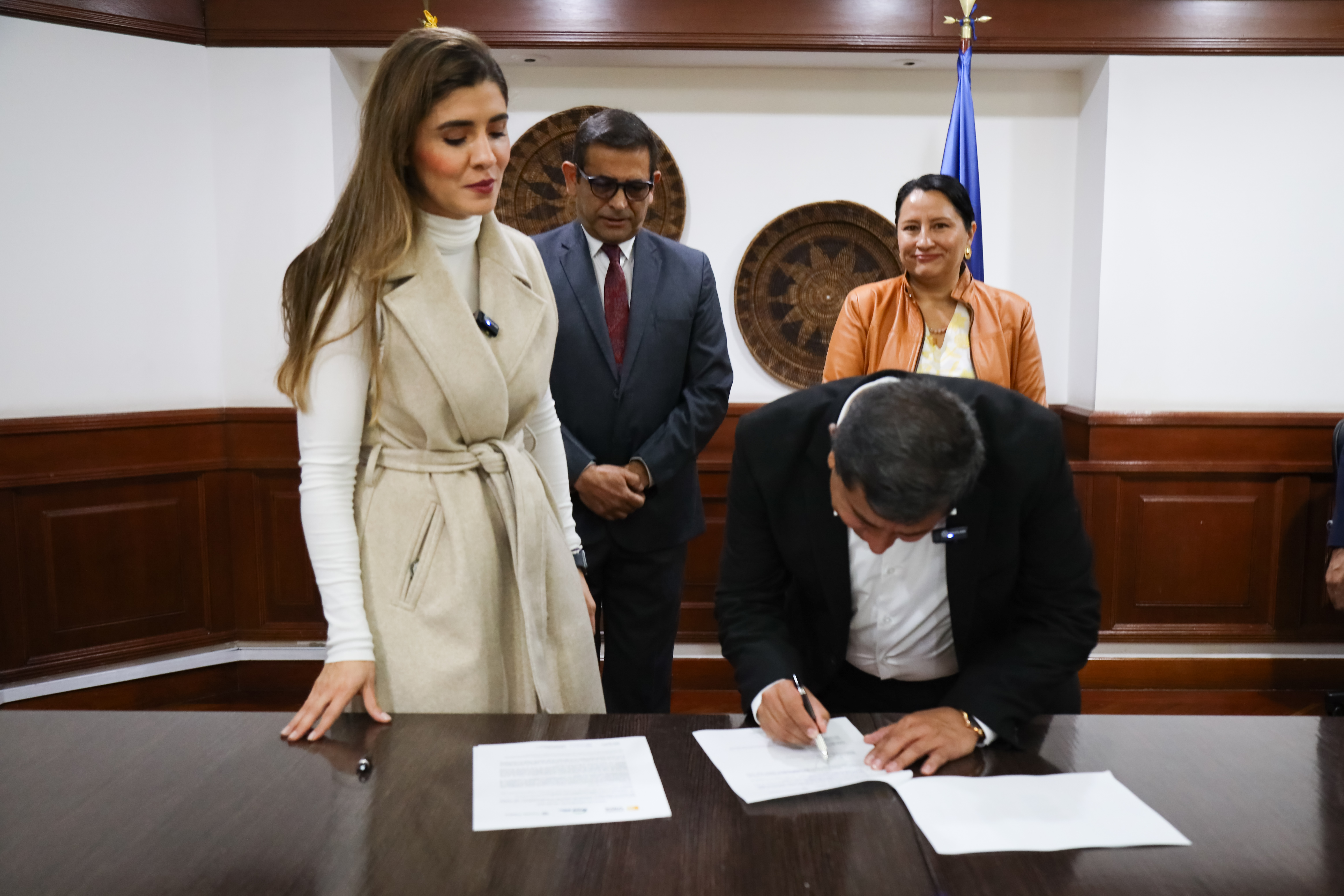 Imagen presidenta FNA junto con delegado de la Función Pública firmando