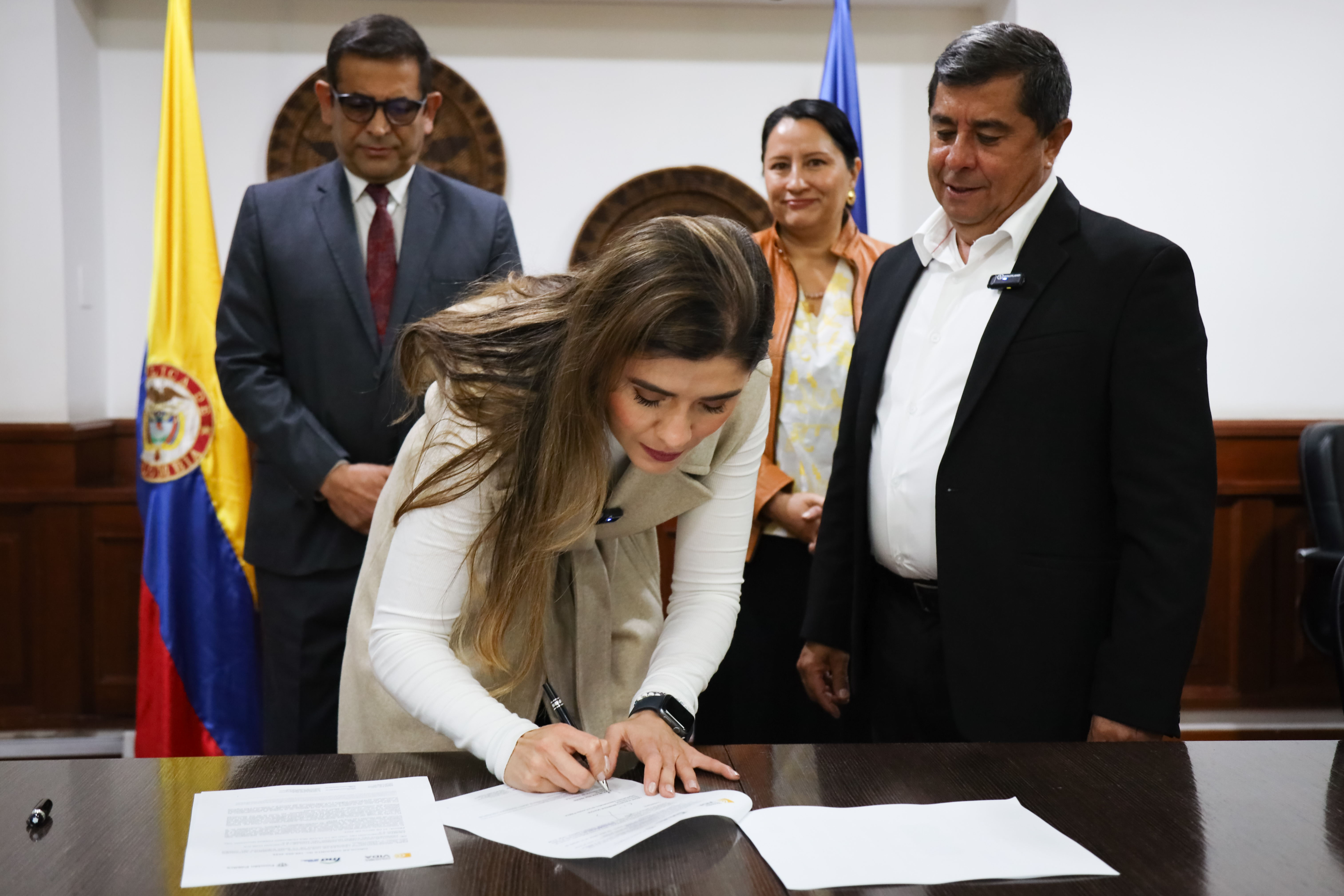 Imagen presidenta del FNA firmando