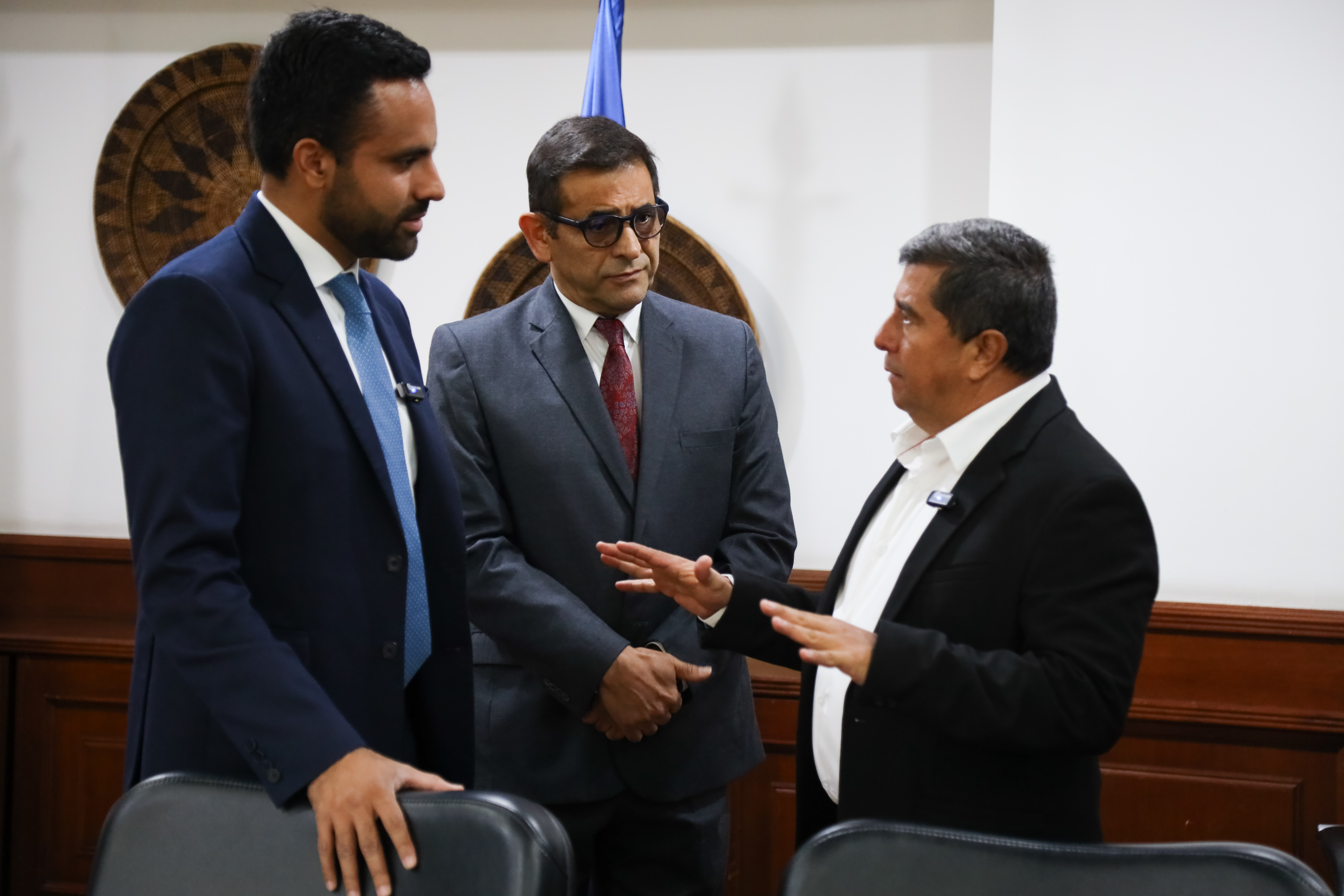 Imagen delegado de la Función Pública dialogando con el vicepresidente financiero y representante del Sistema de Atención al Consumidor SAC