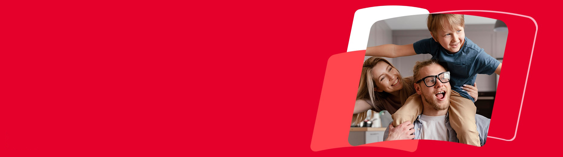 Familia de colombianos en el exterior felices en su hogar propio