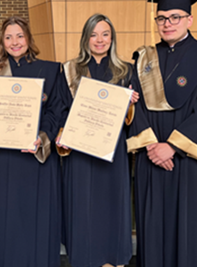 Fotografia donde aparece Clara Milena Martínez Rairan mostrando su diploma de maestría en derecho contractual público y privado