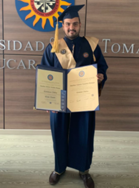 Fotografia donde aparece Jhonatan Fabricio Sanabria Vanegas mostrando su diploma de pregrado en contaduría pública
