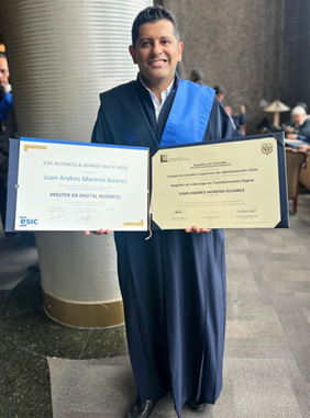 Fotografia donde aparece Juan Andrés Moreno Álvarez mostrando su diploma de maestría en liderazgo en transformación digital