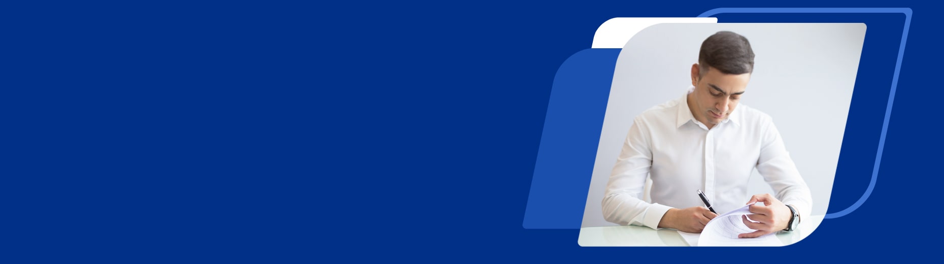 Hombre diligenciando un formulario