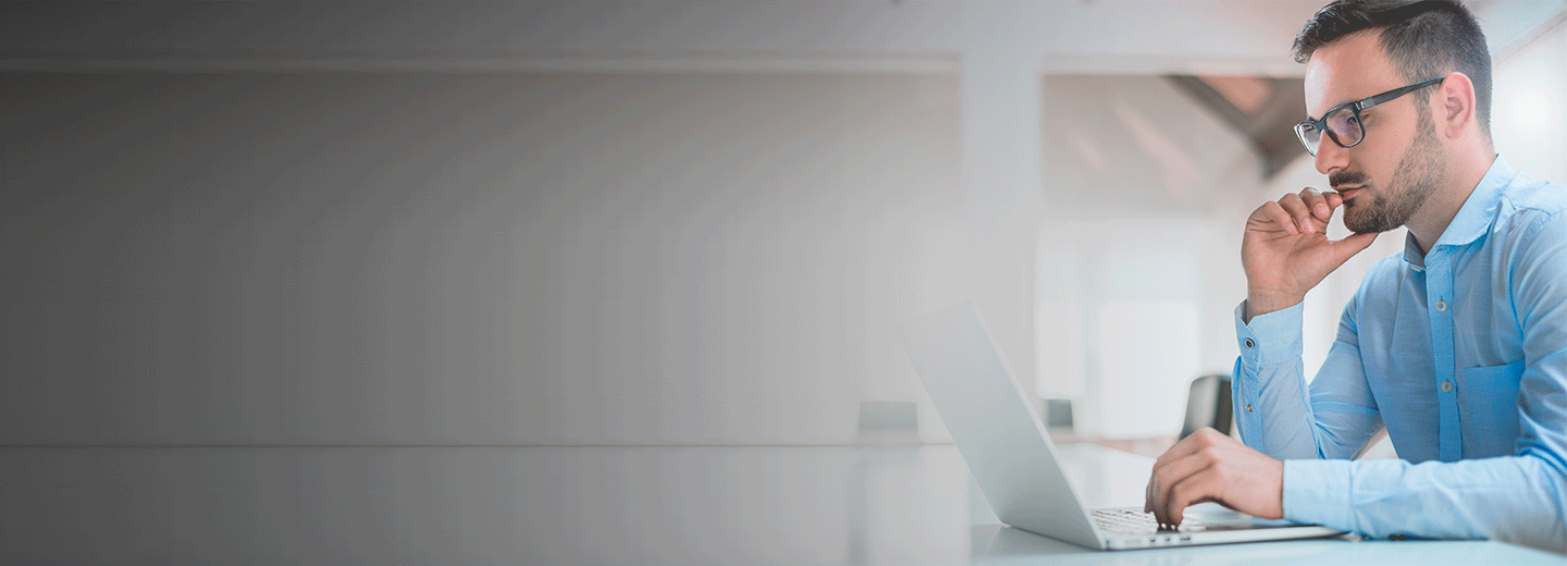 Hombre consulta la normativa financiera y control interno (MECI) que regulan al FNA