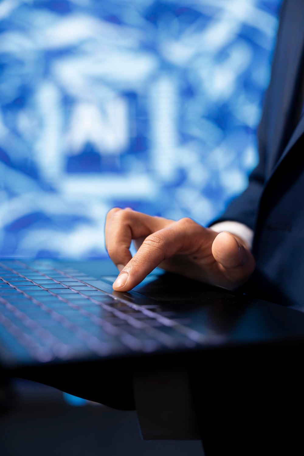 Hombre con computador