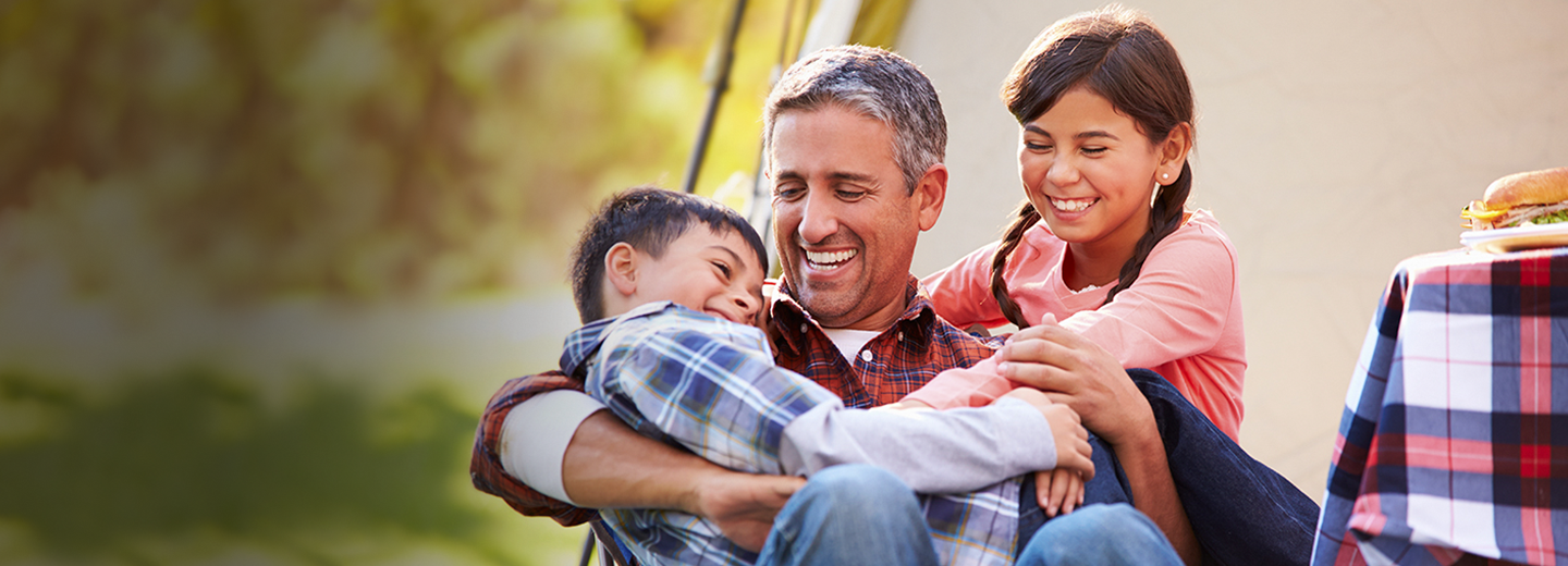 Padre e hijos comparten la felicidad de estar amparados por el seguro de desempleo
