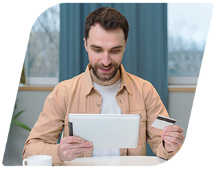 Pareja de colombianos señalando el mundo