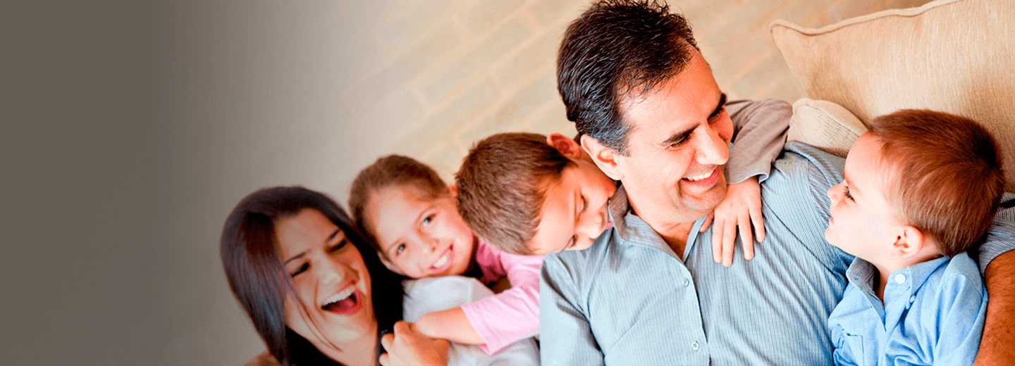 Familia feliz que cumple sus sueños con el retiro de cesantías FNA